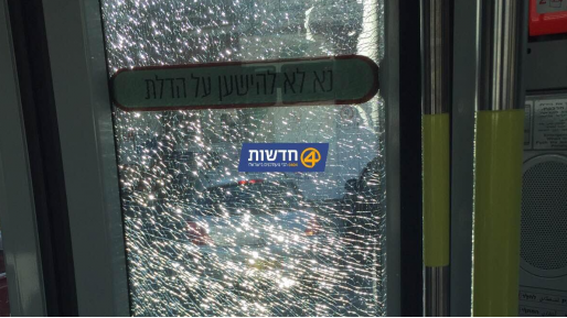 צילום: חדשות 0404 נזק לרכבת הקלה בפיגוע אבנים ופח צבע בשועפט