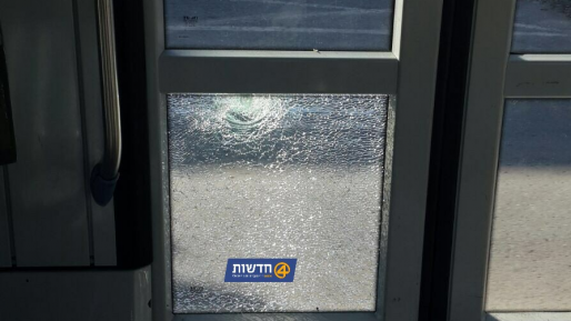 צילום: חדשות 0404 נזק לשמשה ולדלת הרכבת הקלה בפיגוע אבנים בירושלים