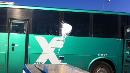 צילום: ביטחון עציון הטרור בארצנו: נזק לאוטובוס בעקבות יידוי בקבוקי צבע בהר חברון