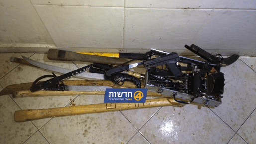 צילום: חדשות 0404 פרסום ראשון: נשק, חרבות, סכינים וגרזנים נתפסו בידי ערבים בעיר דוד