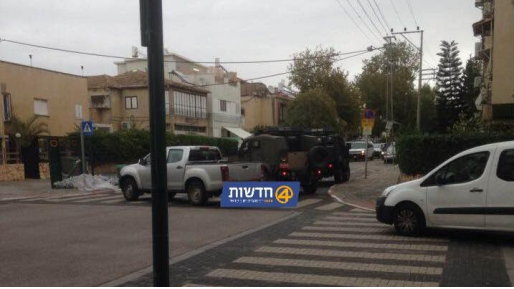 צילום: שולי מור פשיטה משטרתית וכוחות מיוחדים על בית בבת ים