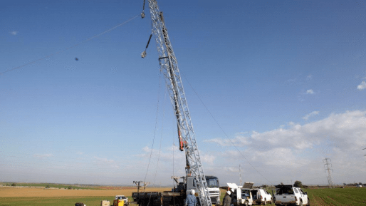 צילום: יוסי וייס חברת החשמל מתרגלת: הקמה מהירה של קווי מתח עליון חלופיים בחירום