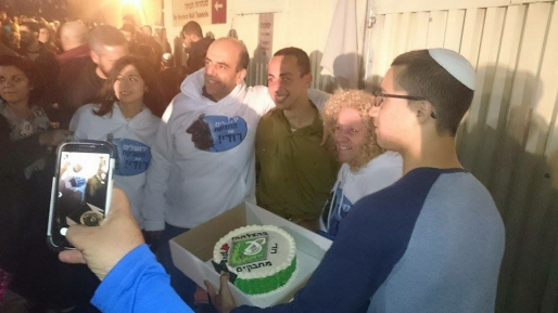 צילום: חדשות 0404 ממש לא בודד: עם ישראל חיבק את רודי החייל בטקס ההשבעה בכותל