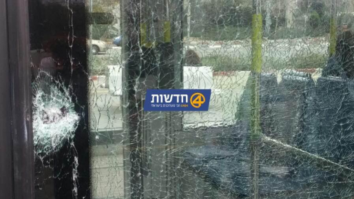 צילום: חדשות 0404 אבנים הושלכו לעבר אוטובוס שחלף מערבית לנווה צוף