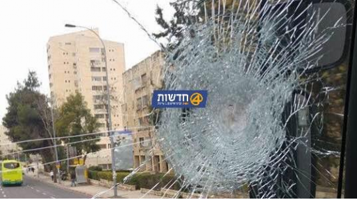 צילום: שחר ברקת שימשת אוטובוס ובתוכו ילדים נופצה בפיגוע אבנים סמוך למעלה עמוס