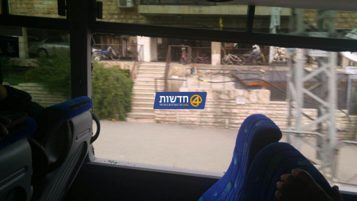 צילום: שחר ברקת פיגוע אבנים: נזק לאוטובוס שנרגם ליד בית אומר