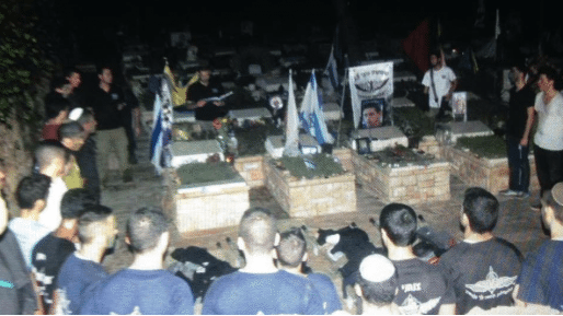 צילום: משה גושן עשרות בני נוער התאספו סביב קברו של סמ"ר ליאל גדעוני ז"ל