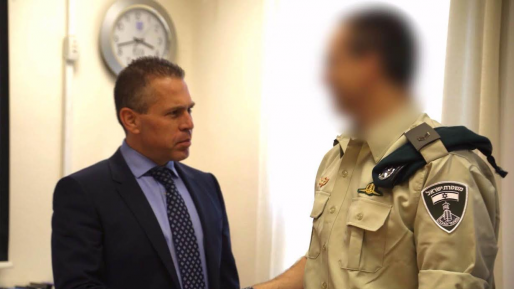 צילום: המשרד לביטחון הפנים ארדן חתם על צו האוסר קיום פעילות ערוץ תקשורת ערבי