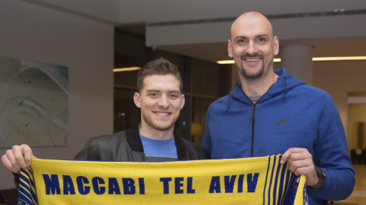 צילום: דוברות מכבי ת״א מקל לאחר החתימה במכבי ת״א: ״מחכה בקוצר רוח לאימון הראשון בצהוב״