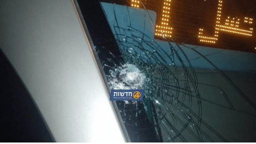 צילום: חדשות 0404 פיגוע אבנים נוסף לעבר הרכבת הקלה – חלון הדלת נופץ