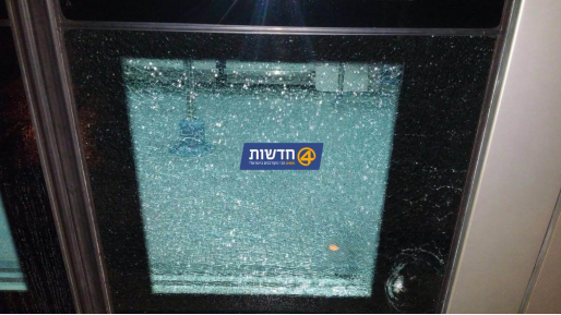 צילום: חדשות 0404 פיגוע אבנים מאסיבי ברכבת הקלה: שלושה חלונות נופצו
