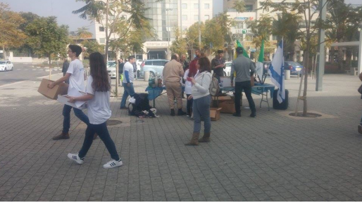 עם ישראל במיטבו: חלוקת אוכל ושתייה לחיילינו