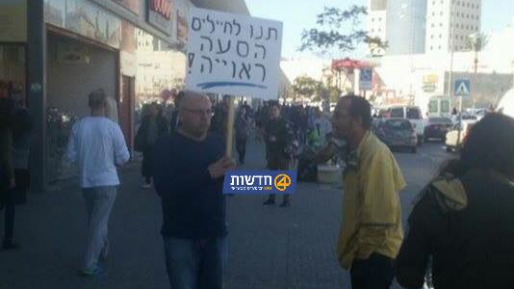 צילום: אהרון אגרונוב מעשה חשוב: מפגין בודד בדרישה להסעות ראויות לחיילינו