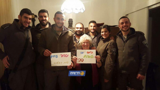 צילום: חדשות 0404 מלאכים: לוחמי מג"ב ניצלו את הזמן החופשי בכדי לחבק ניצולת שואה