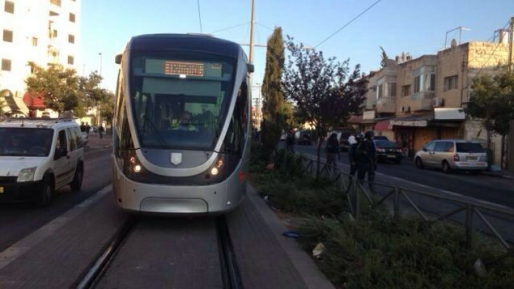 צילום: חדשות 0404 אבנים הושלכו לעבר הרכבת הקלה שחלפה בציר שועפט