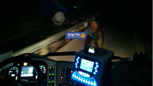צילום: מתן כהן אוטובוס הותקף אבנים על כביש 443 וניזוק