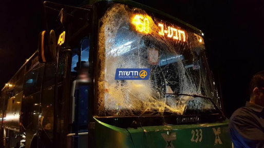 צילום: איציק טובול נגמר בנס: נפגעים קל בתאונה בין שני אוטובוסים מלאים ורכב