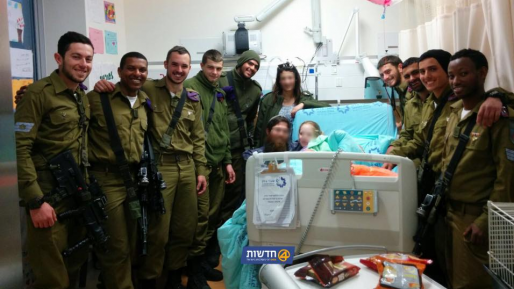 צילום: חדשות 0404 לפני היציאה הביתה: לוחמי גבעתי הלכו לבקר ילדים מאושפזים