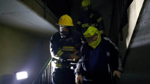 צילום: ליאל נואה ארבעה נפגעים בשריפה שפרצה בבניין מגורים, 13 דיירים חולצו