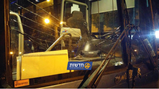 צילום: חדשות 0404 ניסיון רצח יהודים: ערבים תקפו אוטובוס בסלעים. הנהג: "נגמר בנס"