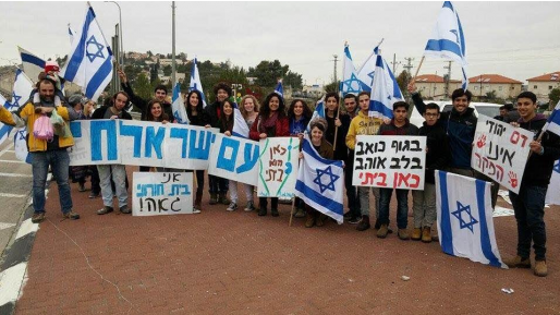 צילום: ירדן ביתן תושבי בית חורון יצאו לצומת לחיזוק העם: "לא נכנע לטרור"