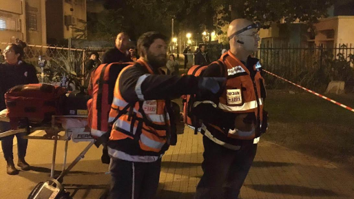 צילום: דוברות איחוד הצלה הולך רגל נפצע קשה מפגיעת רכב בבת ים