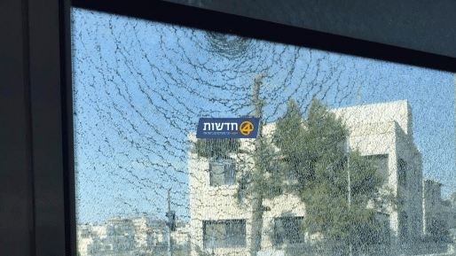 צילום: חדשות 0404 אבנים הושלכו לעבר אוטובוס סמוך לחיזמא
