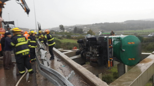 כבאים חילצו ילד ממשאית שהתהפכה על קורות לצד הכביש