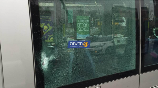 צילום: חדשות 0404 נזק לרכבת הקלה בפיגוע אבנים בשועפאט