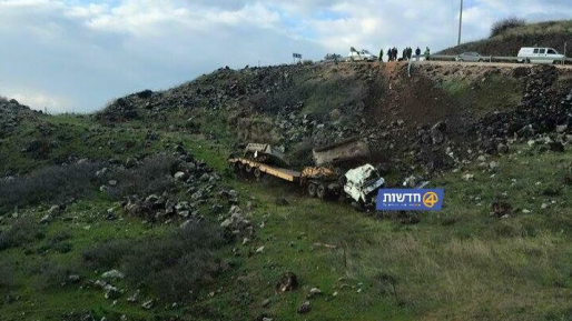 צילום: שירה דיגהורקר סלוק חלק מכביש 959 ייחסם מחר לטובת חילוץ המשאית שהובילה נגמ"שים והתהפכה