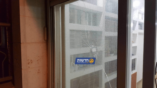 צילום: תושב בית אל פיגוע ירי: מחבלים ירו מרכב חולף ופגעו בחלון בית בבית אל