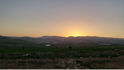 צילום: אריאל קייט השקיעה בבקעה – עין סוכות על רקע הרי השומרון