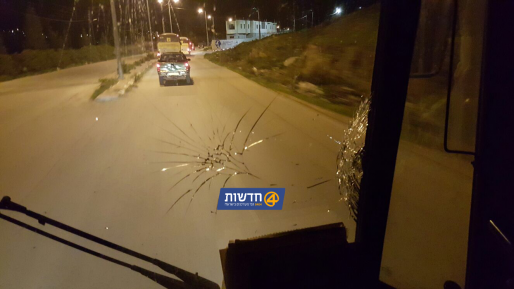 צילום: גילעד הדרי אוטובוס הותקף בבלוקים ואבנים ביציאה מקבר יוסף בשכם