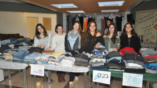 צילום: חדשות 0404 יריד בגדים יד 2 המופעל ע"י בני נוער ומתנדבי שנת שירות