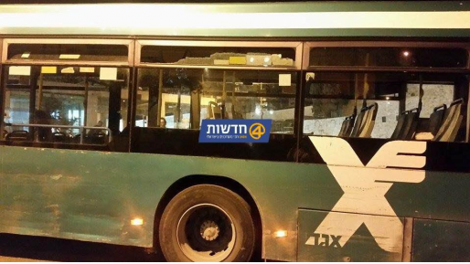 צילום: מירי חן אוטובוס הותקף באבנים ליד הכותל. נוסעת: "זה מטורף". 49 פיגועים ב-16 שעות