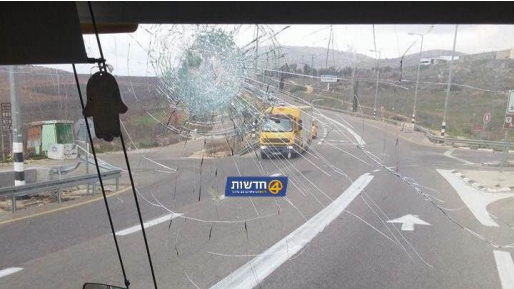 צילום: שמואל ססובר נזק לאוטובוס בפיגוע אבנים סמוך לבית אומר