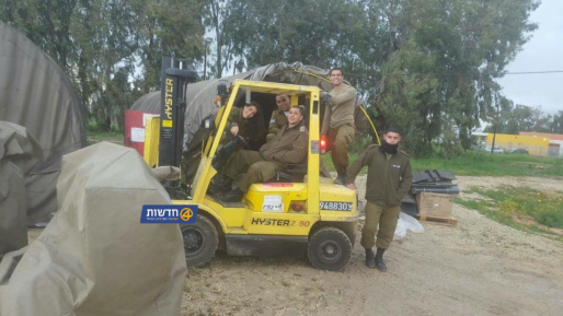 צילום: חדשות 0404 מטפלים בציוד הייעודי וממשיכים לשמור על עם ישראל