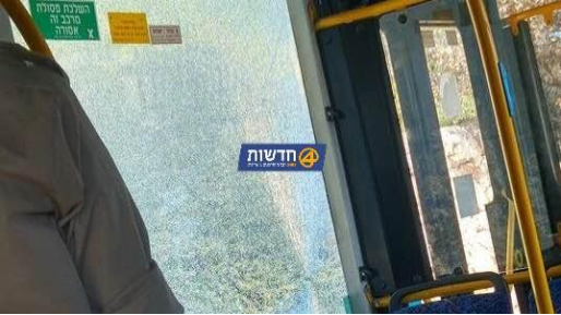 צילום: 0404 נהג נפצע קל בפיגוע אבנים לעבר אוטובוס בכביש אדם-חיזמא