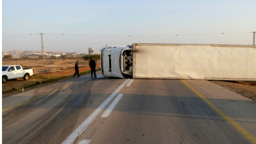 צילום: חטיבת דוברת המשטרה משאית התהפכה בצומת ספיר וגרמה לעומסי תנועה כבדים