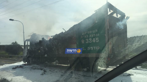 צילום: דודו אברהם משאית עלתה באש סמוך לצומת גולני
