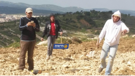 צילום: חדשות 0404 ערבים הניפו טוריה לעבר יהודי שצילם אותם ליד נווה דניאל