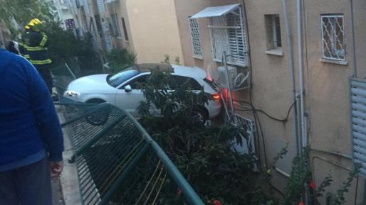 צילום: דוברות איחוד הצלה דרמה בחיפה: כבאים הוזעקו למנוע נפילת רכב מגובה