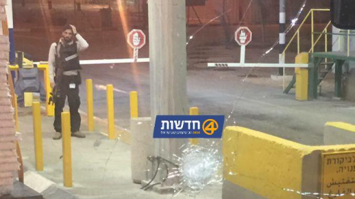 צילום: אלי דרעי אוטובוס הותקף באבנים בבקעה ושמשתו נופצה
