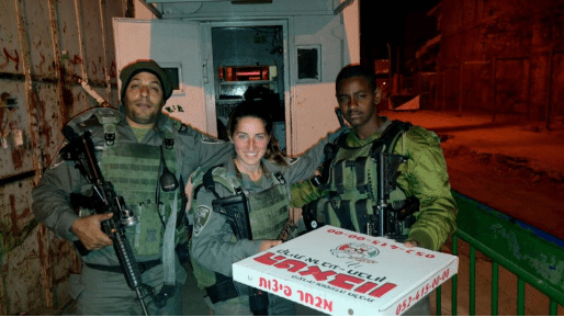 צילום: חדשות 0404 מפנקים את לוחמי מג"ב במגשי פיצה ושתייה