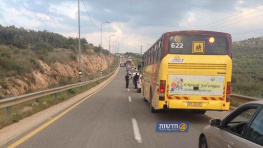 צילום: אלן אייזנשטט ערבים הניחו חפץ חשוד על הכביש ליד ברוכין וגרמו לפקקי ענק