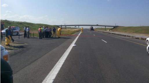 צילום: דוברות כב חומר דלף ממשאית במהלך תאונה: חסימות על כביש 6