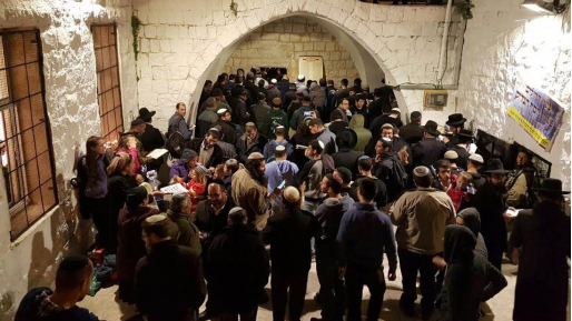 צילום: גילעד הדרי, מנהלת קבר יוסף מאות יהודים ביקרו הלילה בקבר יוסף בשכם (וידאו)
