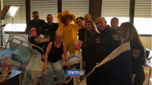 צילום: חדשות 0404 שוטרי ישראל חילקו משלוחי מנות לחולי סרטן