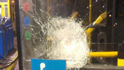 צילום: שמואל ר הטרור בארצנו: נזק לאוטובוס בפיגוע אבנים סמוך לחיזמא