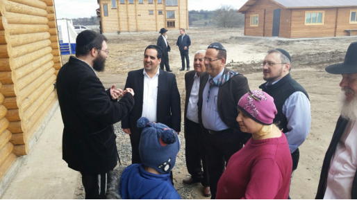צילום: חדשות 0404 נחנך כפר הפליטים היהודים באוקראינה עם הכנסת ספר תורה לבית הכנסת